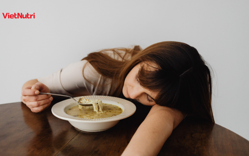 Tác động tiêu cực của ăn nhanh ăn vội đến hiệu suất làm việc và tâm lý