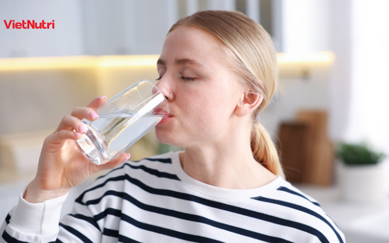 Uống một chút nước trước bữa ăn
